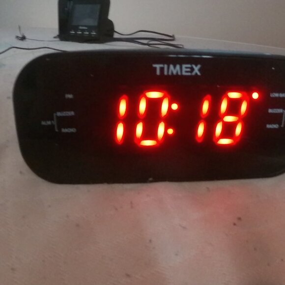 Timex Red Display Dual Alarm Clock AM/FM Radio Battery Backup T231Y - Picture 2 of 6
